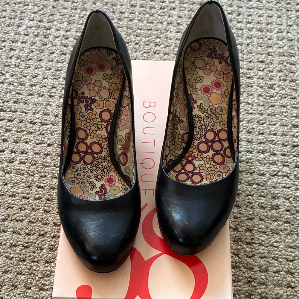 Boutique 28 Black Women's Classic Round-Toe Heels